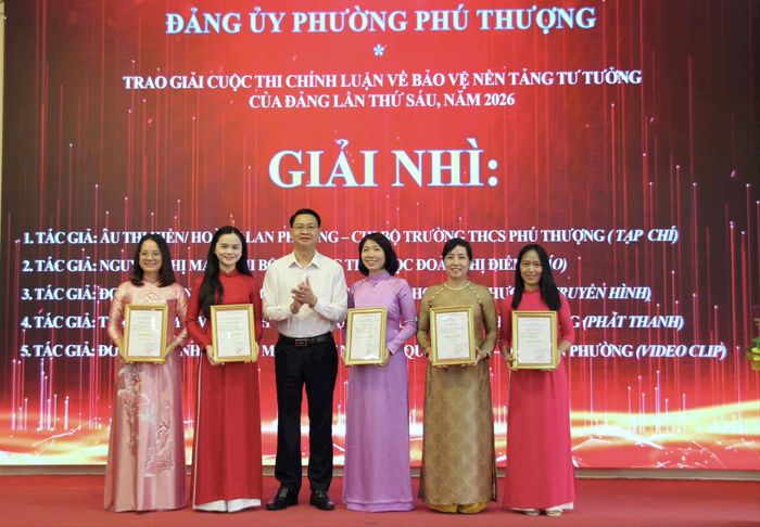 Đồng chí Trần Quang Đạo, Phó Bí thư Thường trực Đảng ủy phường Phú Thượng trao Giấy chứng nhận cho các tác giả/nhóm tác giả đoạt giải Nhì cuộc thi. Ảnh: Hoàng Vũ
