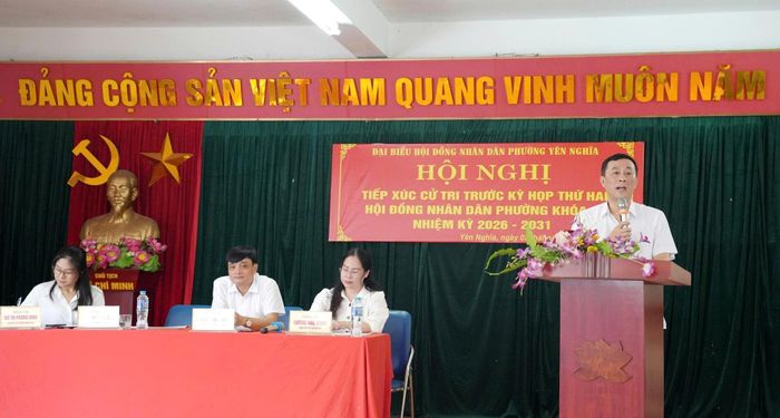 Phó Bí thư Đảng ủy, Chủ tịch UBND phường Yên Nghĩa Lê Xuân Hoàn phát biểu. Ảnh: PT