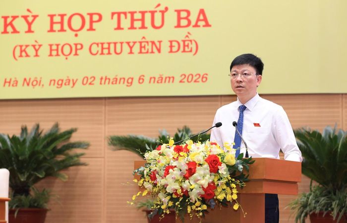 Chánh Văn phòng Đoàn đại biểu Quốc hội và HĐND thành phố Đinh Quốc Hùng trình bày tờ trình. Ảnh: Thành Thái