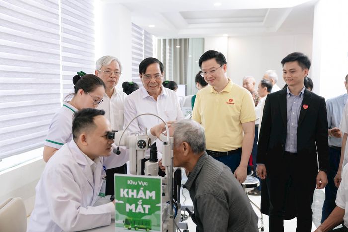 Khám mắt miễn phí cho người cao tuổi. Ảnh: BTC