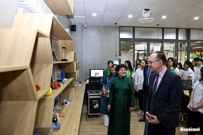 Đoàn công tác của Đại sứ Liên bang Nga tại Việt Nam thăm phòng học STEM của nhà trường. Ảnh: Đại Thắng