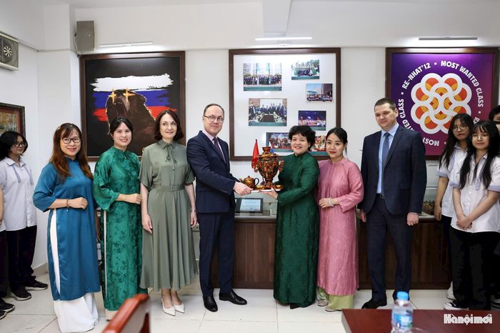 Thầy và trò nhà trường đón nhận món quà ý nghĩa từ ngài Gennady Stepanovich Bezdetko, Đại sứ Đặc mệnh toàn quyền Liên bang Nga tại Việt Nam. Ảnh: Đại Thắng