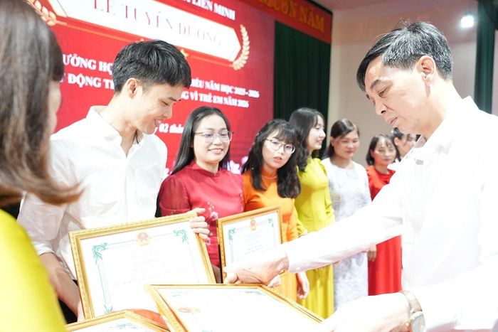 Chủ tịch UBND xã Liên Minh Nguyễn Quý Mạnh trao giấy khen cho các thầy, cô giáo. Ảnh: Đỗ Văn Tùng