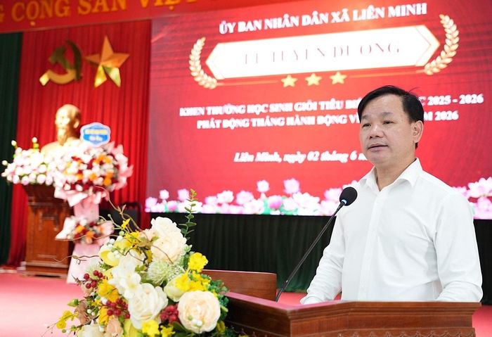 Bí thư Đảng ủy, Chủ tịch HĐND xã Liên Minh Nguyễn Tiến Toàn phát biểu tại buổi lễ. Ảnh: Đỗ Văn Tùng