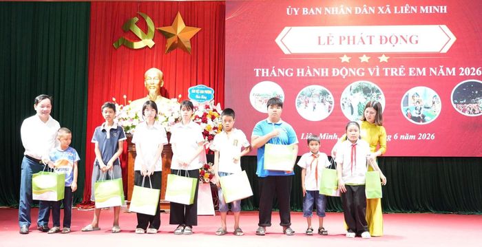 Lãnh đạo xã Liên Minh tặng quà cho trẻ em nhân dịp Tháng hành động vì trẻ em. Ảnh: Đỗ Văn Tùng