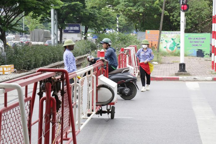 Một trường hợp cố tình vượt rào chắn khi tàu đang đến. Ảnh: Phạm Công
