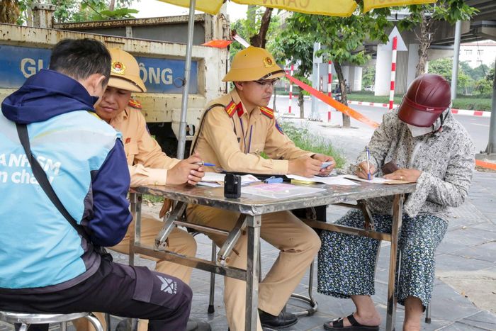 Không ít trường hợp bị lực lượng chức năng lập biên bản xử phạt. Ảnh: Phạm Công