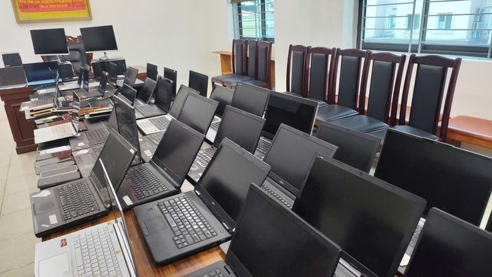 Hàng loạt máy tính xách tay của các đối tượng. Ảnh: Công an thành phố Hà Nội.