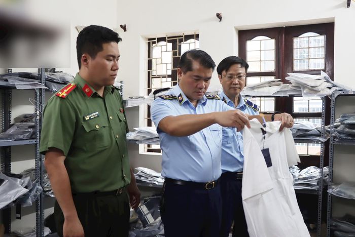 Riêng lĩnh vực sở hữu trí tuệ, lực lượng quản lý thị trường đã xử lý trên 1.500 vụ vi phạm, thu nộp ngân sách hơn 15 tỷ đồng trong gần 1 tháng. Ảnh: Lưu Quyên