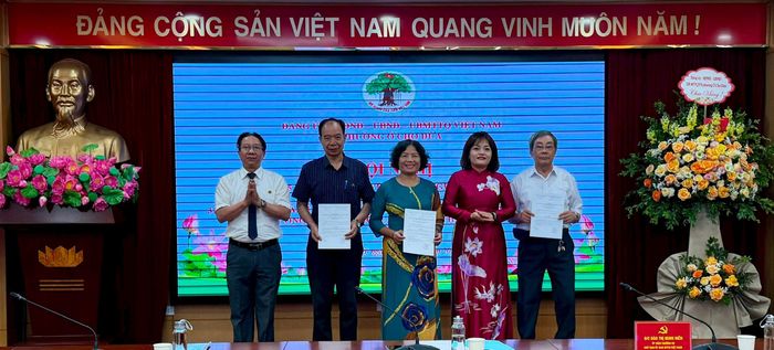 Lãnh đạo phường Ô Chợ Dừa và Hội Người cao tuổi phường trao quyết định bổ nhiệm cán bộ chi hội tại hội nghị. Ảnh: Võ Giang