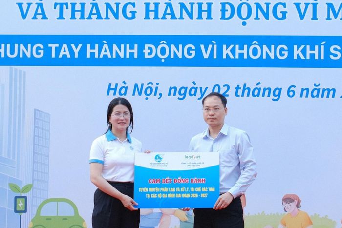 Hội Liên hiệp Phụ nữ thành phố Hà Nội phối hợp tuyên truyền, hướng dẫn “Phân loại và xử lý rác thải tái chế tại các hộ gia đình” giai đoạn 2026 - 2027. Ảnh: Thành Trung
