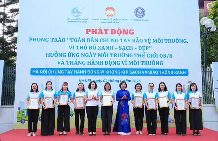 Ủy viên Ban Thường vụ Thành ủy, Chủ tịch Ủy ban MTTQ Việt Nam thành phố Hà Nội Bùi Huyền Mai và Chủ tịch Hội Liên hiệp phụ nữ thành phố Hà Nội Lê Kim Anh trao giải A cho các đơn vị đoạt giải Cuộc thi “Đoạn đường/Tuyến phố bích họa/nở hoa” năm 2026. Ảnh: Thành Trung