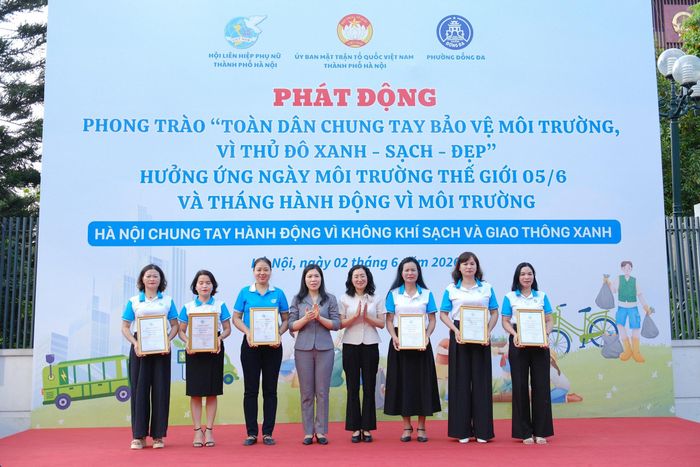 Phó Chủ tịch Thường trực Ủy ban MTTQ Việt Nam thành phố Hà Nội Trần Thị Phương Hoa và Phó Trưởng Ban Tuyên giáo và Dân vận Thành ủy Hà Nội Nguyễn Thị Huệ trao giải B cho các đơn vị đoạt giải Cuộc thi “Đoạn đường/Tuyến phố bích họa/nở hoa” năm 2026. Ảnh: Thành Trung