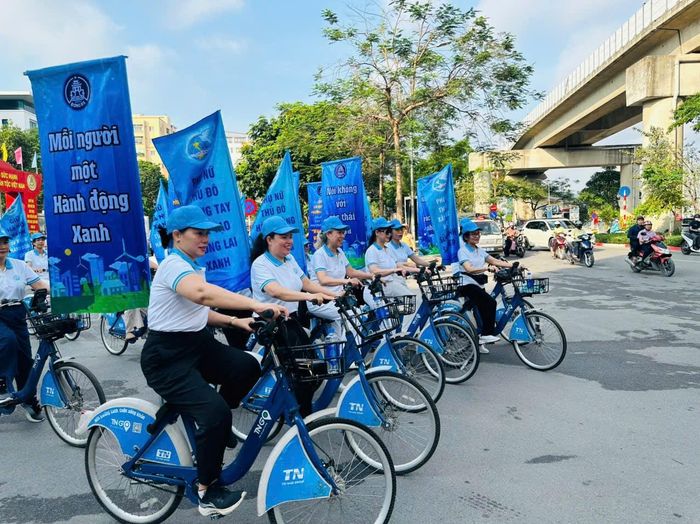 Phụ nữ phường Đống Đa đạp xe tuyên truyền bảo vệ môi trường trên các tuyến phố. Ảnh: Bảo Lâm