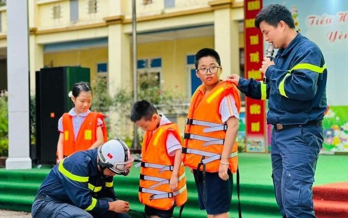 Trang bị kỹ năng phòng, chống đuối nước là một trong những nội dung trọng tâm trong công tác bảo vệ trẻ em tại phường Yên Nghĩa. Ảnh: PT
