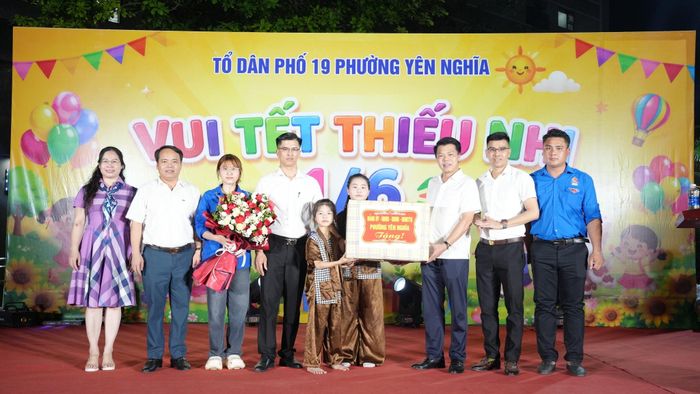 Bí thư Đảng ủy, Chủ tịch HĐND phường Yên Nghĩa Nguyễn Nguyên Quân tặng quà cho các em thiếu nhi Tổ dân phố 19. Ảnh: PT