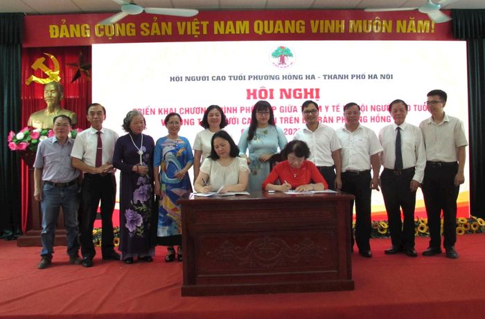Tại chương trình, Hội Người cao tuổi và Trạm Y tế phường Hồng Hà đã ký kết chương trình phối hợp về công tác người cao tuổi giai đoạn 2026 - 2030. Ảnh: PV