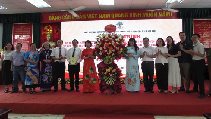 Đảng ủy, HĐND, UBND, Ủy ban MTTQ Việt Nam phường Hồng Hà tặng hoa chúc mừng người cao tuổi. Ảnh: PV