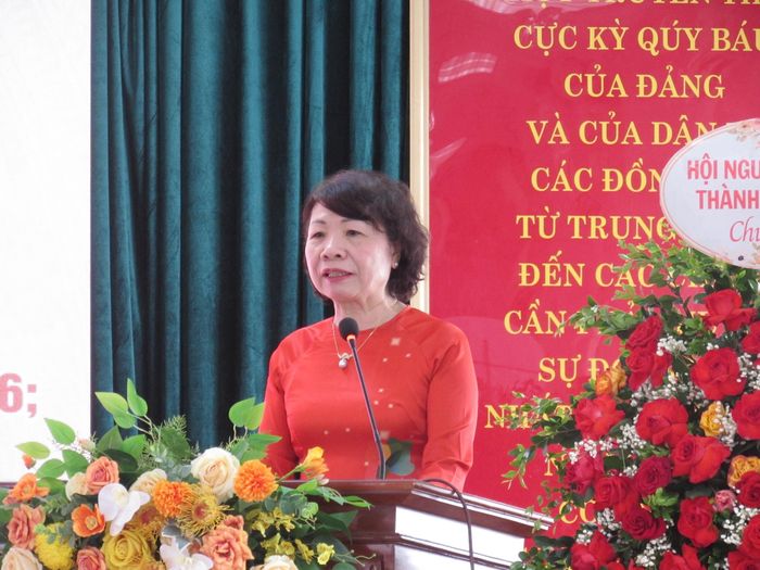 Chủ tịch Hội Người cao tuổi phường Hồng Hà Nguyễn Kim Lan phát biểu tại lễ kỷ niệm. Ảnh: PV