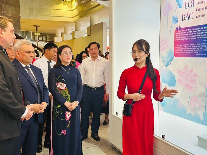 Các đại biểu tham quan triển lãm. Ảnh: Hoàng Quyên