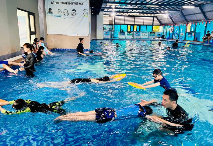 Học bơi giúp cho trẻ em trang bị kỹ năng an toàn trong môi trường nước và phát triển thể lực. Ảnh: Trần Oanh.