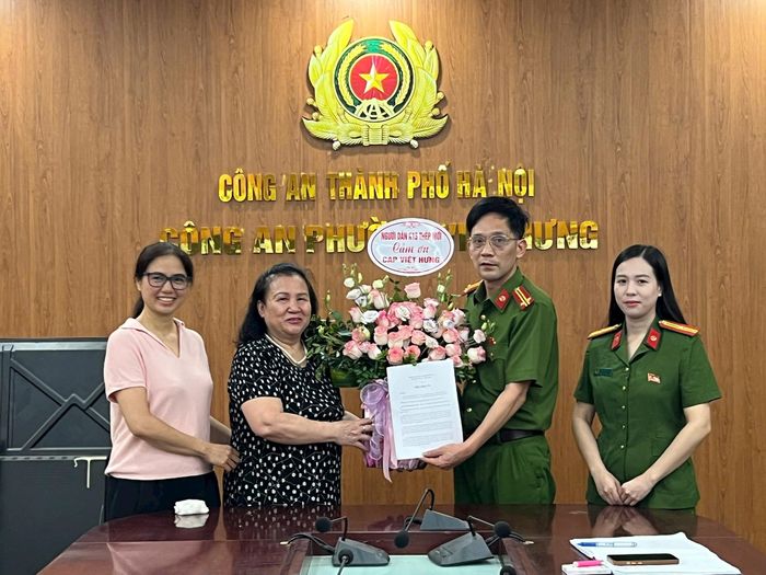 Người dân cảm ơn cơ quan Công an. Ảnh: Công an cung cấp