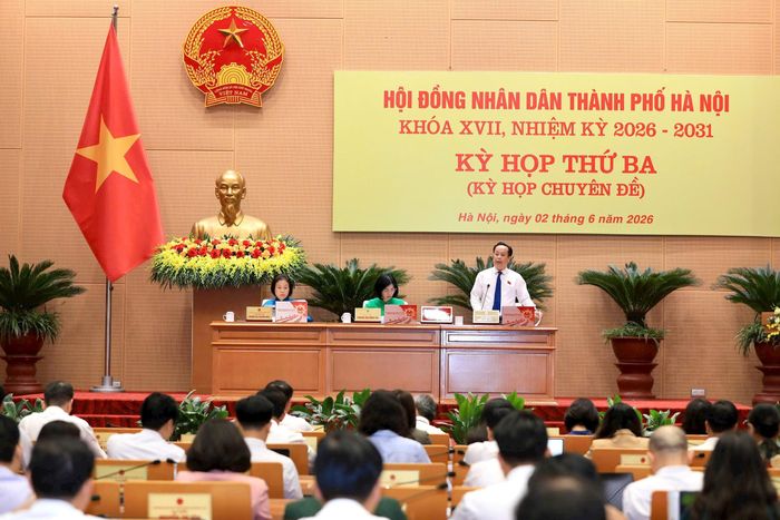 Phó Chủ tịch Thường trực HĐND thành phố Hà Nội Trần Thế Cương điều hành nội dung kỳ họp. Ảnh: Thành Thái