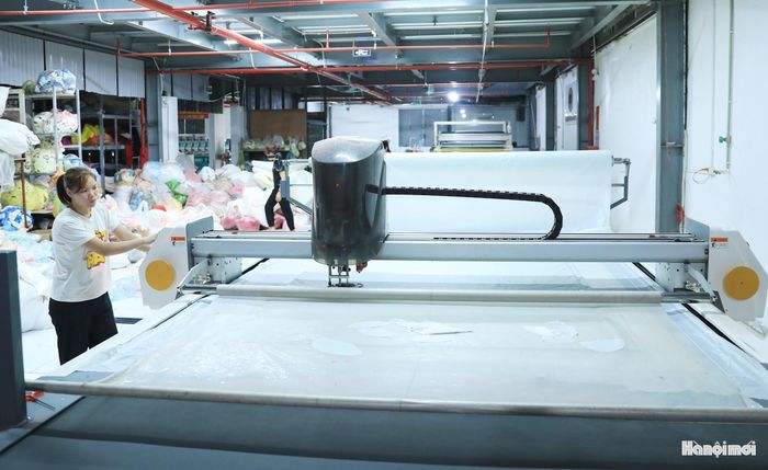 Nhiều gia đình ở thôn Tam Hiệp (xã Hát Môn) đầu tư máy móc hiện đại nhắm nâng cao năng suất lao động. Ảnh: Quang Thái