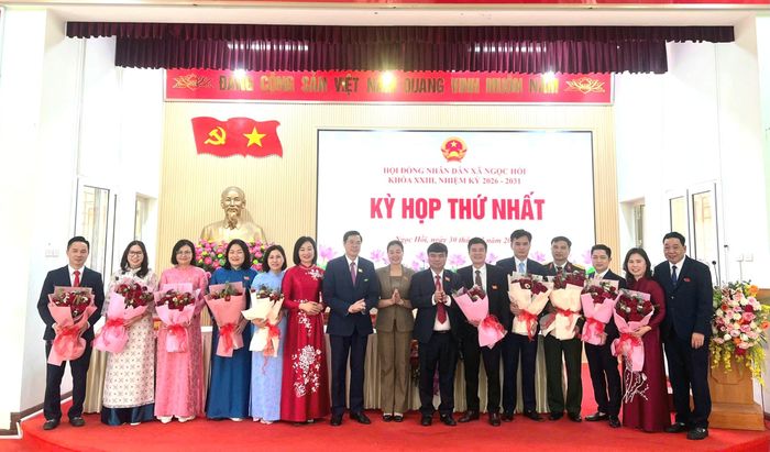 Các đồng chí được bầu vào các chức danh chủ chốt của HĐND và UBND xã Ngọc Hồi, nhiệm kỳ 2026 - 2031. Ảnh: Hoàng Quyết