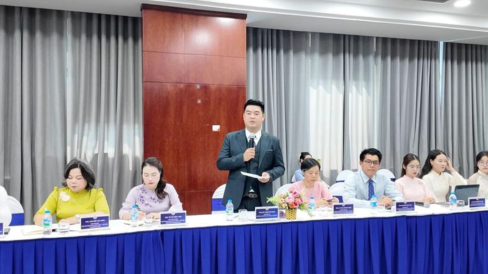 ThS. BS. Phạm Văn Giào, Bí thư Chi bộ, Viện trưởng Viện Ứng dụng khoa học tâm lý - giáo dục báo cáo kết quả đưa các mô hình tâm lý học, giáo dục vào ứng dụng thực tiễn trong 5 năm qua. Ảnh: PV