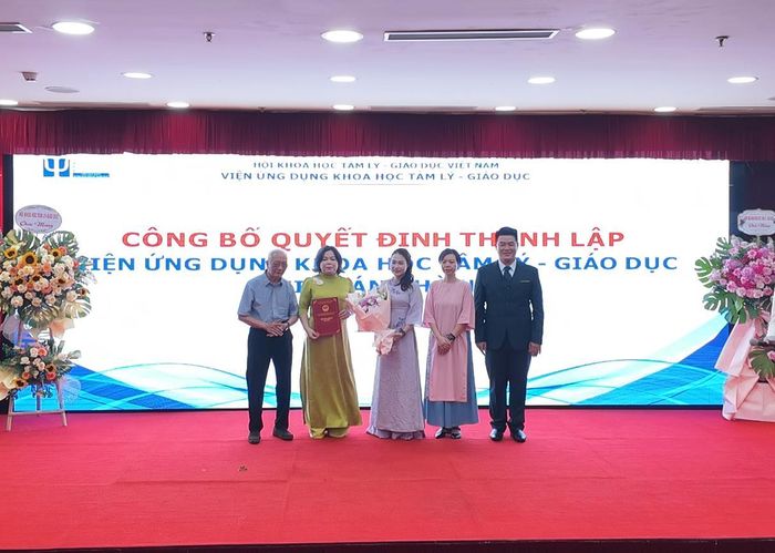 Trao quyết định thành lập Viện Ứng dụng khoa học Tâm lý - Giáo dục Chi nhánh Hà Nội.