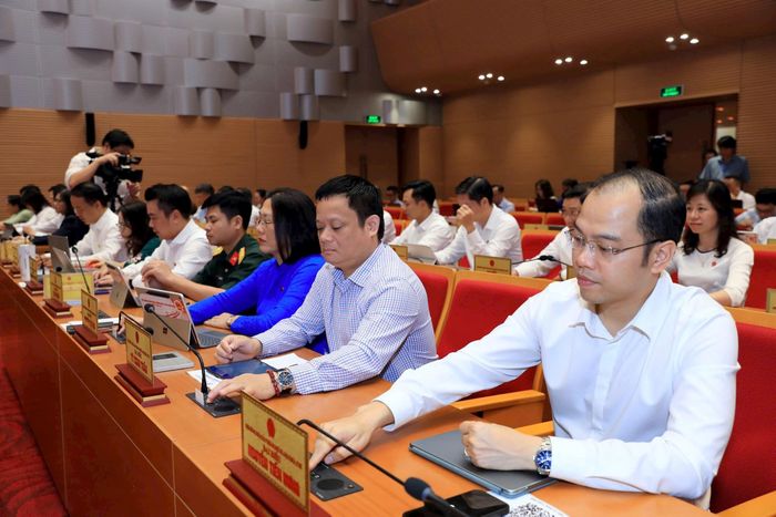 Các đại biểu bấm nút thông qua nghị quyết. Ảnh: Thành Thái