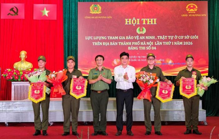 Ban Tổ chức trao cờ lưu niệm cho đại diện các đội tham gia. Ảnh: Công an cung cấp