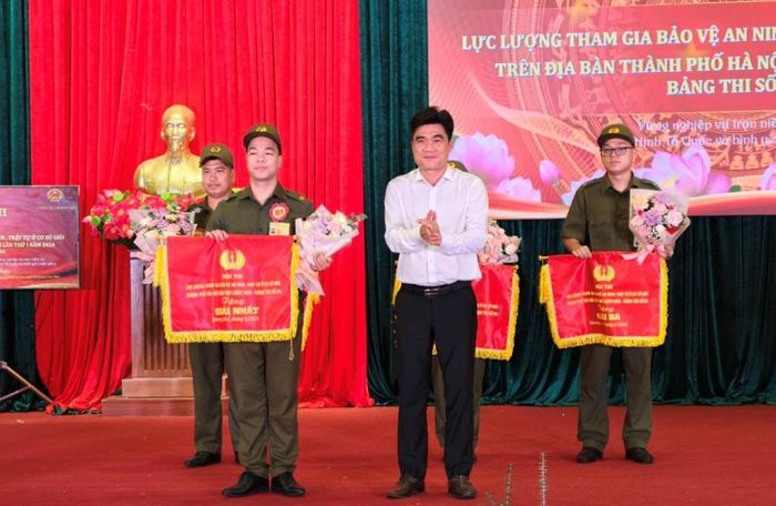 Ban Tổ chức trao giải Nhất cho đội thi xã Hương Sơn. Ảnh: Cơ quan Công an cung cấp
