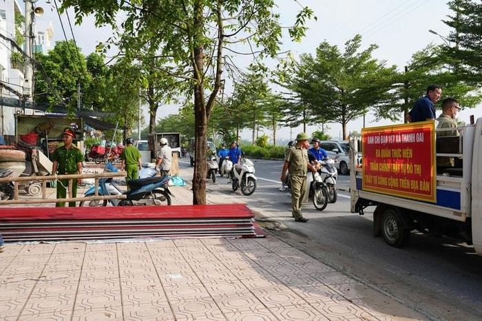Xã Thanh Oai tích cực xử lý vi phạm trật tự đô thị, trật tự công cộng. Ảnh: PV
