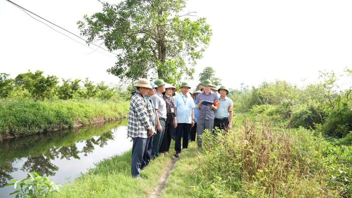 Thông qua quyết định cưỡng chế kiểm đếm đối với các hộ tại Dự án xây dựng trường THCS Di Trạch. Ảnh: HĐ