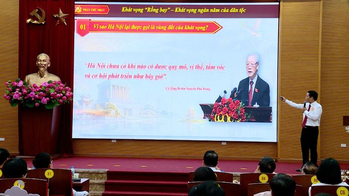 Các thí sinh tham gia phần thi thuyết trình trên sân khấu. Ảnh: PV