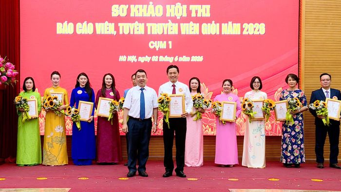 Đảng viên Đàm Thế Anh, Đảng bộ phường Kim Liên được trao giải Nhất cụm thi số 1. Ảnh: PV