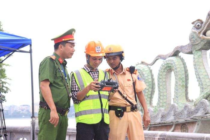 Lực lượng chức năng theo dõi quá trình UAV hoạt động, đánh giá khả năng giám sát tại khu vực ven hồ. Ảnh: Công an Hà Nội