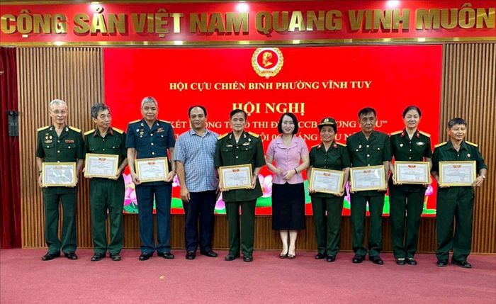 Lãnh đạo phường Vĩnh Tuy trao Giấy khen cho các tập thể, cá nhân có thành tích xuất sắc trong phong trào thi đua và công tác Hội Cựu chiến binh 6 tháng đầu năm 2026. Ảnh: PV