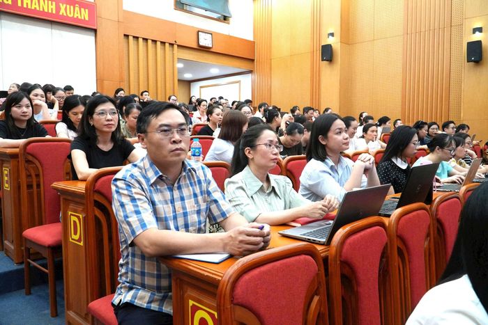 Cán bộ, công chức, viên chức phường Thanh Xuân thực hành sử dụng HanoiWork tại buổi tập huấn.