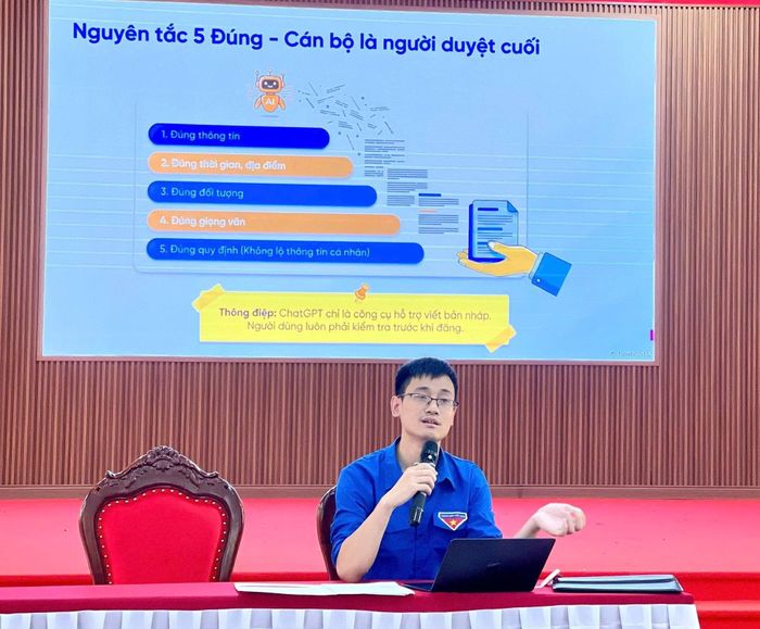 Anh Chu Hồng Minh, Phó Chủ tịch Ủy ban MTTQ Việt Nam xã, Bí thư Đoàn Thanh niên xã Dân Hòa tập huấn về chuyển đổi số cho cán bộ Mặt trận thôn. Ảnh: DH.