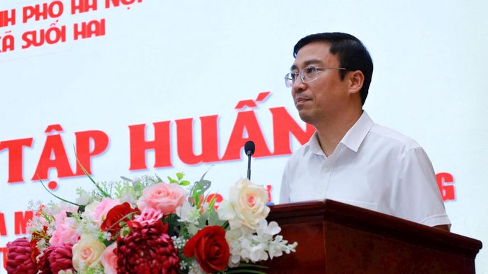 Phó Bí thư Thường trực Đảng ủy xã Suối Hai Chu Huy Phương phát biểu tại hội nghị. Ảnh: Khuất Duyên