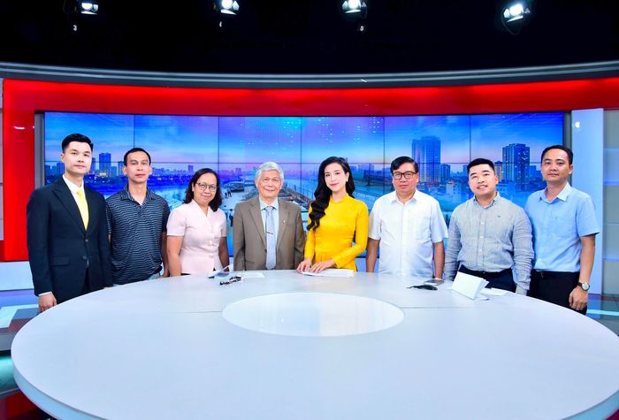 Các khách mời và ê kíp tham gia thực hiện Chương trình. Ảnh: Thành Nguyễn