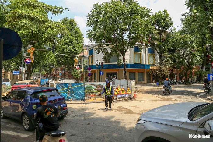 Công nhân điều tiết giao thông tại khu vực thi công dự án chống úng ngập tại ngã tư phố Quang Trung - Tràng Thi. Ảnh: Lại Tấn