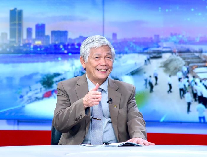 GS.TS Trần Đức Hạ, nguyên Viện trưởng Viện Nghiên cứu cấp thoát nước và môi trường chia sẻ tại Chương trình. Ảnh: Viết Thành