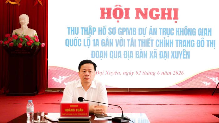 Đồng chí Hoàng Tuân, Phó Bí thư Đảng ủy, Chủ tịch UBND xã Đại Xuyên chủ trì hội nghị. Ảnh: PV