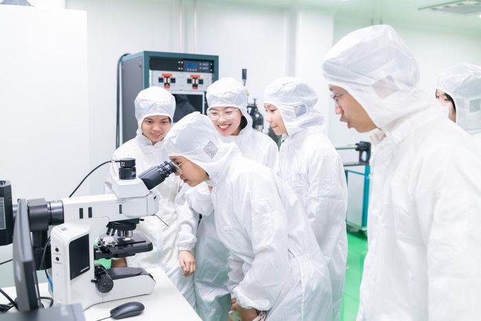 Sinh viên tham quan phòng thí nghiệm tại Trường Đại học Phenikaa. Ảnh PV