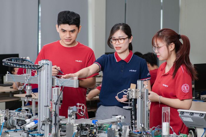 Nghiên cứu khoa học tại Đại học Bách khoa Hà Nội. Ảnh PV