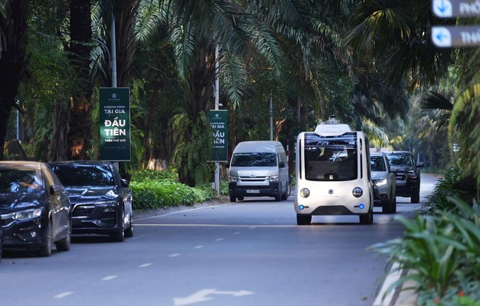 Thử nghiệm có kiểm soát xe bus mini tự hành của Công ty Cổ phần Phenikaa-X tại Ecopark. Ảnh PV